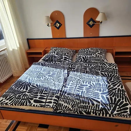 Doppeltbett 6 דירה